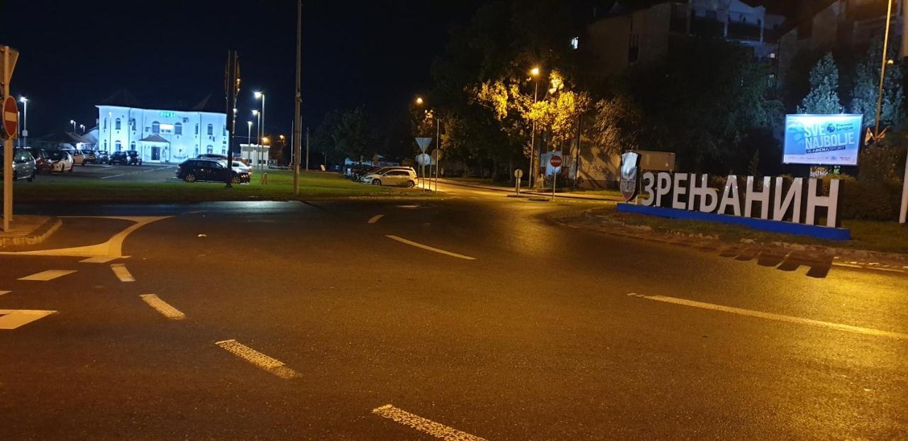 Apartmani Diksi Zrenjanin Esterno foto