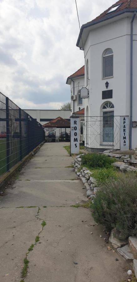 Apartmani Diksi Zrenjanin Esterno foto